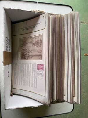 un livre ouvert posé dans une boîte sur une table