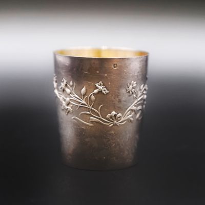 une coupe en argent ornée d'un motif floral