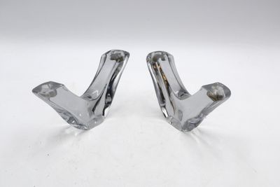 une paire de vases en verre chromé posés sur une surface blanche