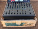 un gros plan d'une console de mixage posée sur une boîte