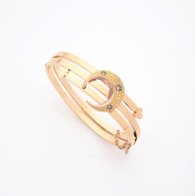 un gros plan sur un bracelet en or orné d'un cœur