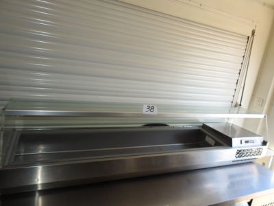 un comptoir en métal surmonté d'un plateau en métal