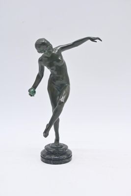 statue d'une femme tenant une raquette de tennis, posée sur une surface blanche