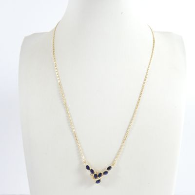 gros plan d'un collier sur un mannequin mannequin