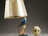 une lampe sur laquelle est représenté un oiseau, à côté d'une boule de brocoli