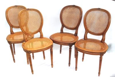 quatre chaises en bois avec dossier et pieds en rotin