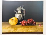 une peinture à l'huile représentant une théière en argent et quelques grappes de raisin posées sur une table