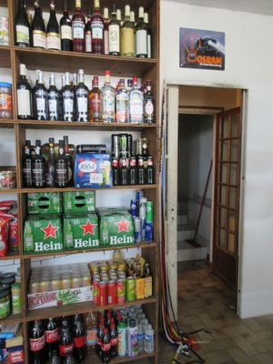 de nombreuses bouteilles et canettes sur les étagères de la pièce