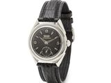 une photo d'une montre-bracelet avec un cadran noir et un bracelet en cuir noir