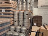 une grande pile de fûts de bière posée sur une palette