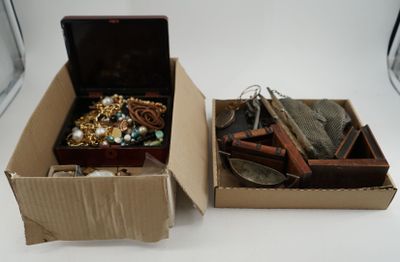 deux boîtes de bijoux posées sur une surface blanche