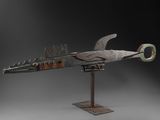 un gros plan d'une sculpture représentant un poisson posée sur un socle