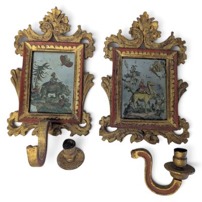 deux photos encadrées représentant un homme et une femme, accrochées à un mur où se trouve une cheminée