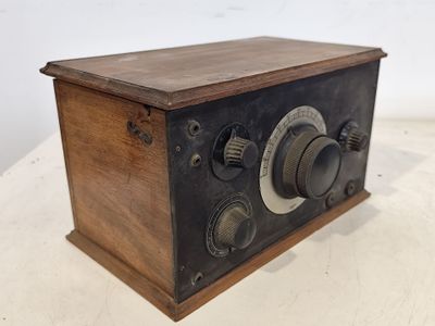 une radio à l'ancienne posée sur une table en bois