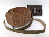 une ceinture et un portefeuille posés sur une surface blanche
