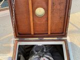 une valise ouverte sur le pont d'un bateau