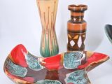 trois vases et un bol posés sur une table