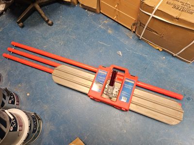 une paire de skis posée par terre à côté de quelques cartons