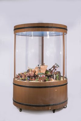 une vitrine en bois contenant de nombreux jouets