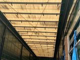 une image représentant un long couloir avec de nombreux sacs suspendus au plafond