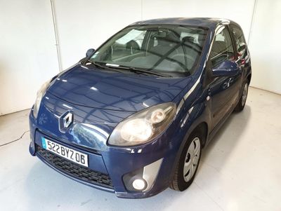la photo d'une voiture bleue garée dans un garage
