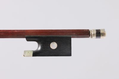 gros plan d'un archet de violon sur fond blanc