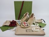 une paire de chaussures et un sac posés sur une table