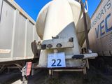 une bétonnière garée sur le bord de la route