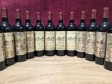 six bouteilles de vin sont alignées sur une table en bois