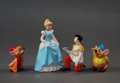 DISNEY, Japan. Lot de quatre FIGURINES en céramique émaillée…