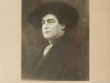 portrait d'un homme portant un chapeau et un costume sur lequel figurent des inscriptions