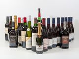 plusieurs bouteilles de vin alignées sur une table