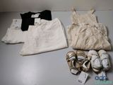 deux paires de chaussures, une chemise et un short