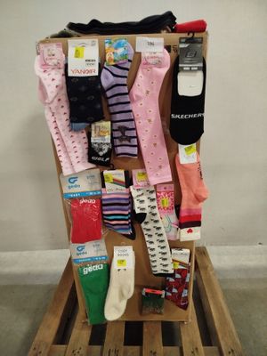 une palette en bois sur laquelle sont posées de nombreuses paires de chaussettes