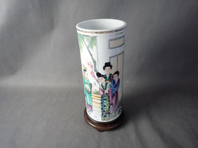 un vase avec la photo d'une femme dessus
