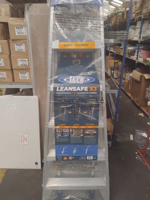 de nombreuses boîtes de produits d'entretien sur les rayons du magasin