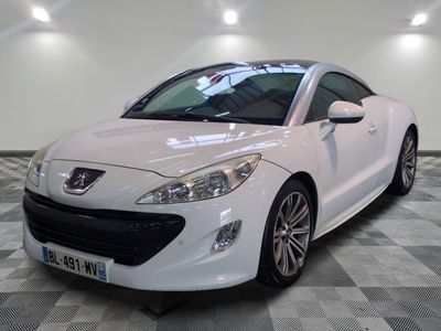 une photo d'une voiture de sport blanche dans un showroom