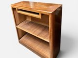une bibliothèque en bois comportant deux étagères et un tiroir sur le dessus