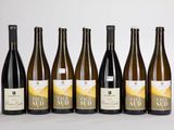 six bouteilles de vin sont alignées dans une rangée