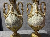deux vases posés sur une table