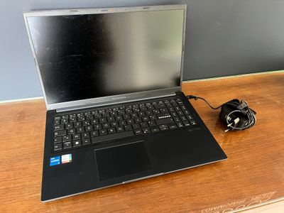 a laptop that is sitting on a desk with a mouse