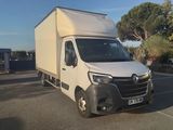 un camion blanc garé dans un parking