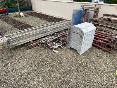 un tas de vieilleries par terre, à côté d'un immeuble