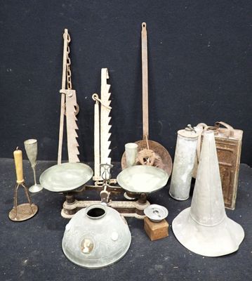un grand nombre d'objets posés sur une table