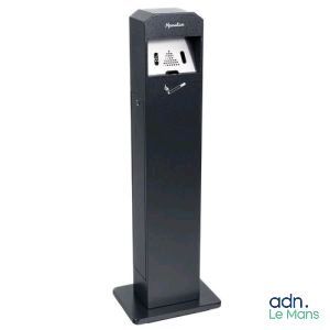 gros plan d'un appareil électronique noir sur fond blanc