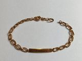 un bracelet en or orné d'une barre