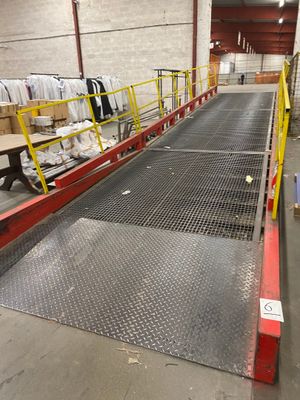 un tapis roulant au milieu d'un entrepôt