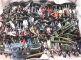 un tas de petits soldats sur une couverture blanche