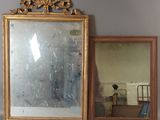 deux miroirs accrochés l'un à côté de l'autre sur le mur
