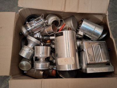 une boîte en carton remplie de divers appareils électroménagers